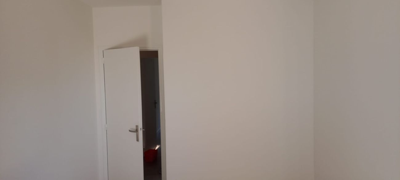 Bureau entièrement repeint : murs blancs et finitions nettes