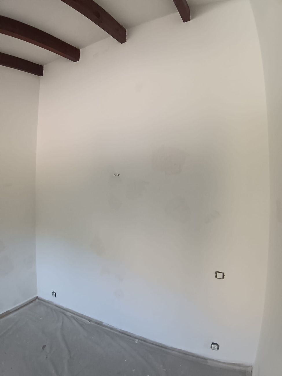 Chambre aux poutres apparentes après mise en peinture