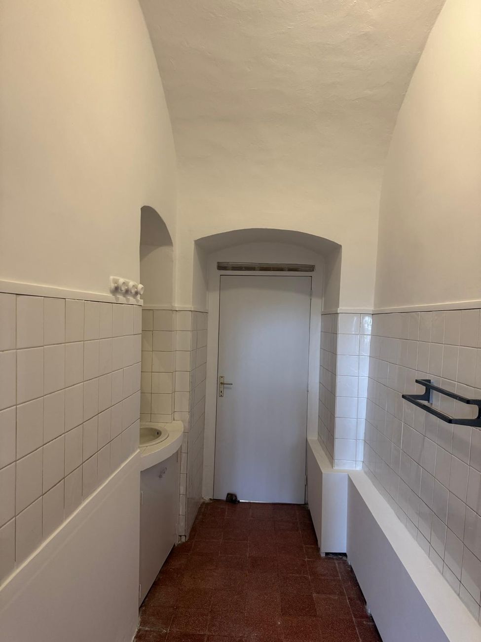 Couloir voûté remis en peinture dans une bâtisse de caractère