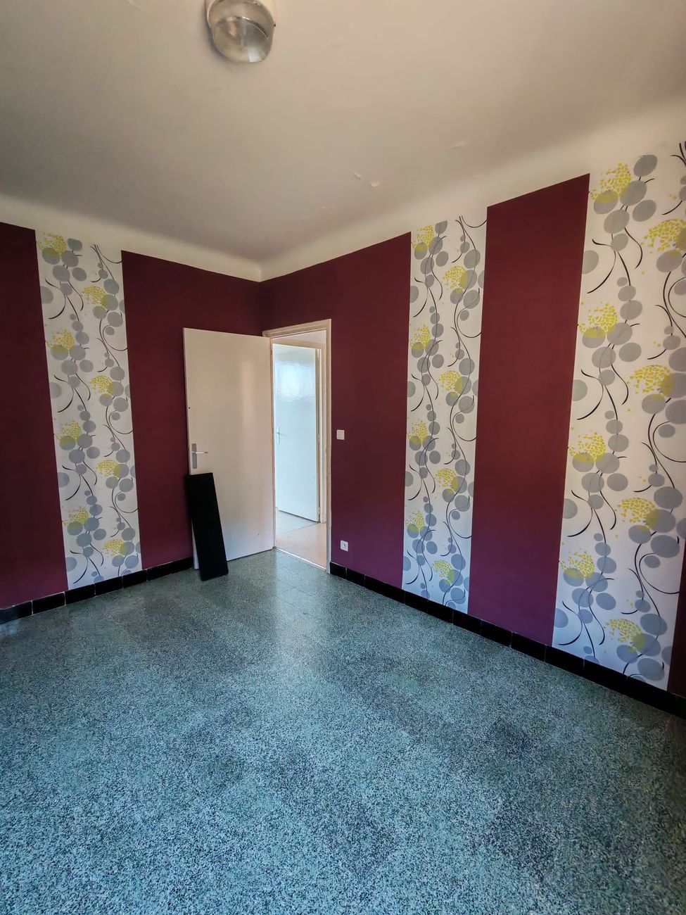 Pièce avant rénovation : papiers peints datés à déposer