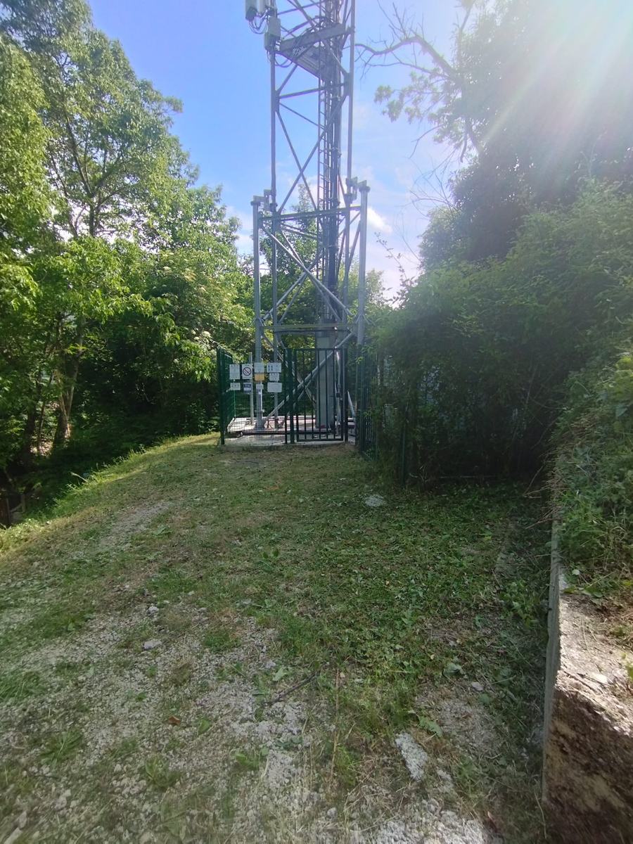 Abords du local technique après entretien des espaces verts par Multiservices 2A