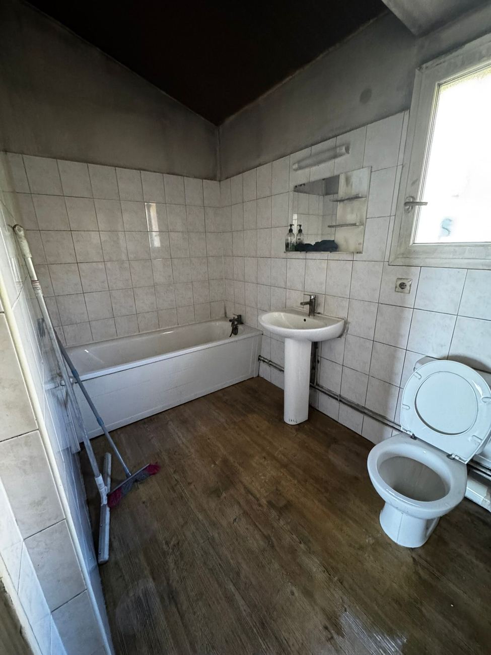 La même salle de bain après nettoyage et décontamination des suies