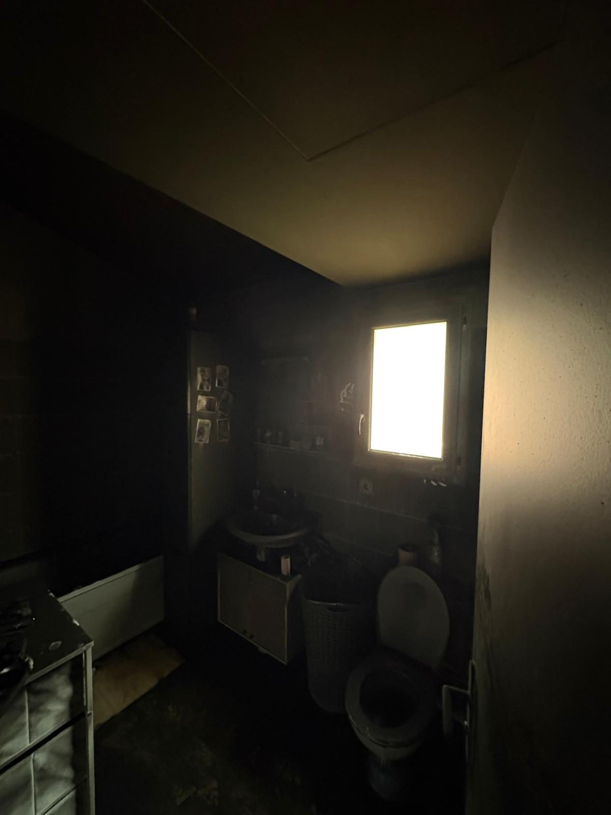Salle de bain après un incendie, avant le nettoyage par Multiservices 2A