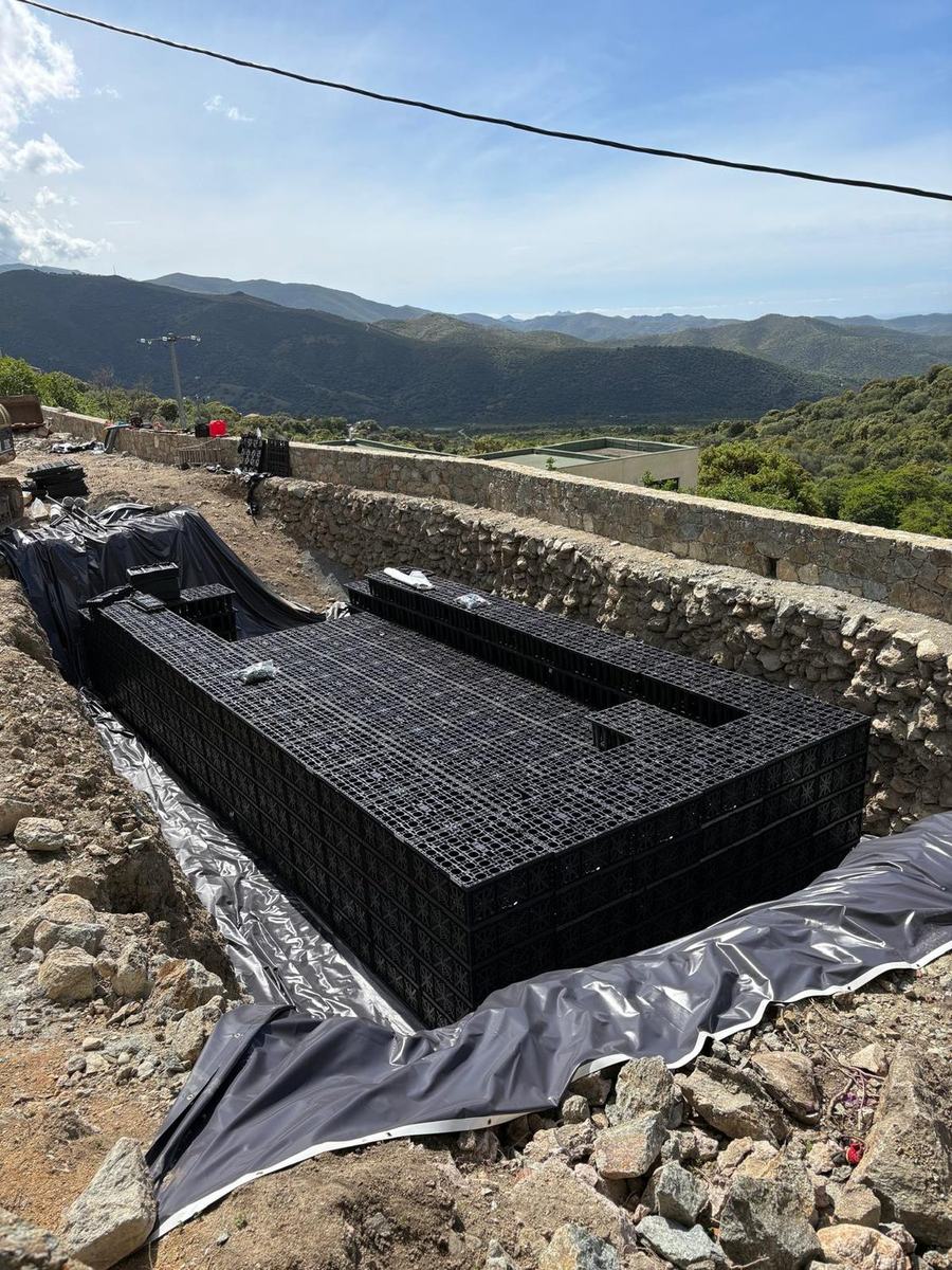 Bassin de rétention modulaire posé sur géotextile avant remblaiement