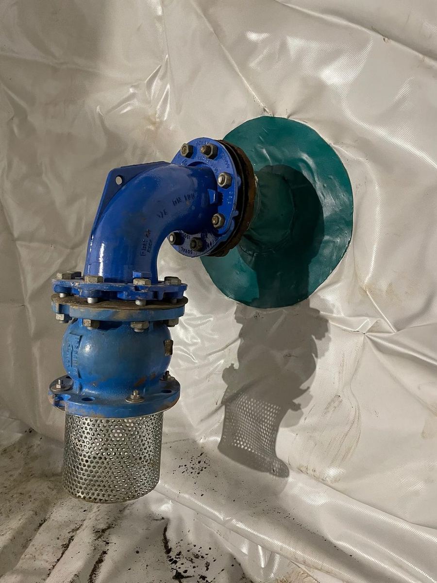 Crépine et raccord hydraulique posés sur le liner d'un réservoir rénové par SOTTEC