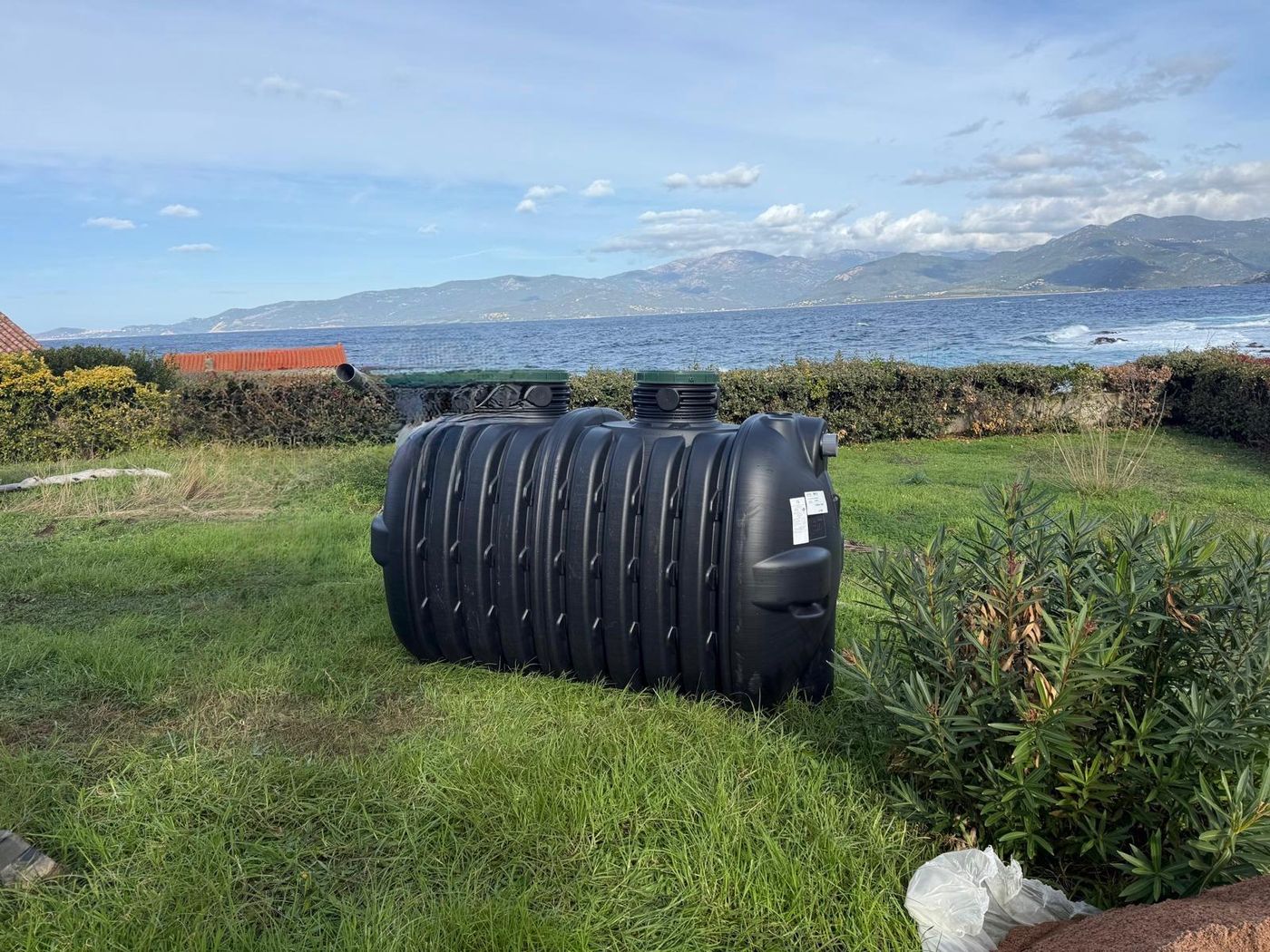Fosse toutes eaux avant sa mise en fouille, face au golfe d'Ajaccio — installation par Sud Travaux
