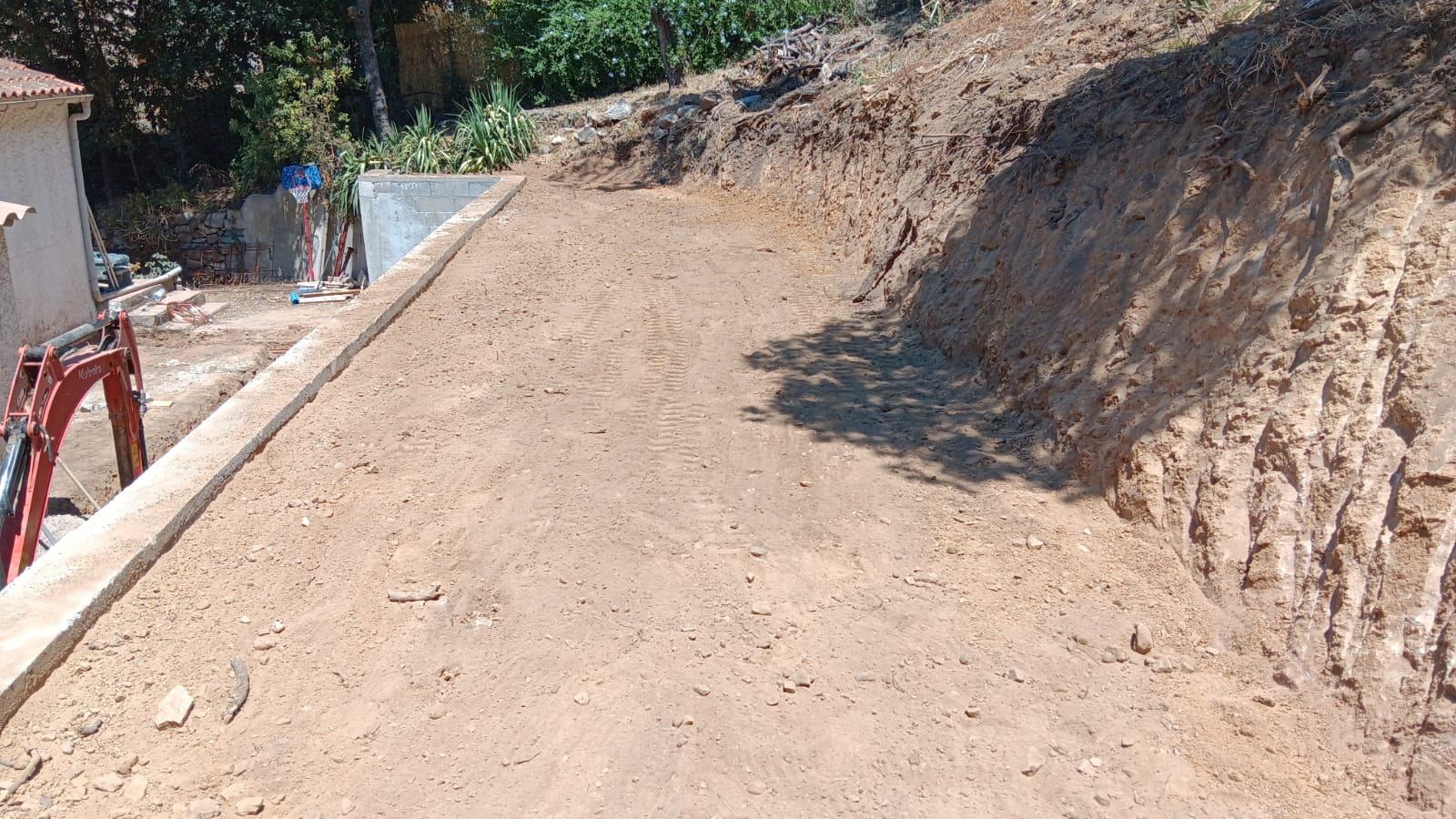 Plateforme et piste terrassées par Sud Travaux, talus retaillé au cordeau